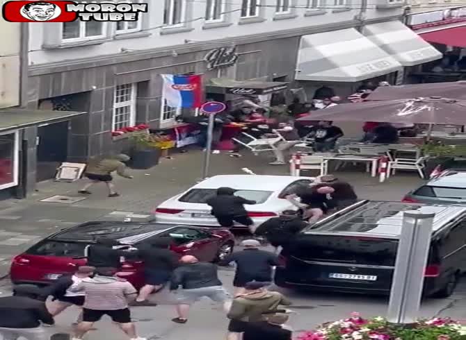 Video :Crazy altercation between Serbian and English soccer supporters in Germany